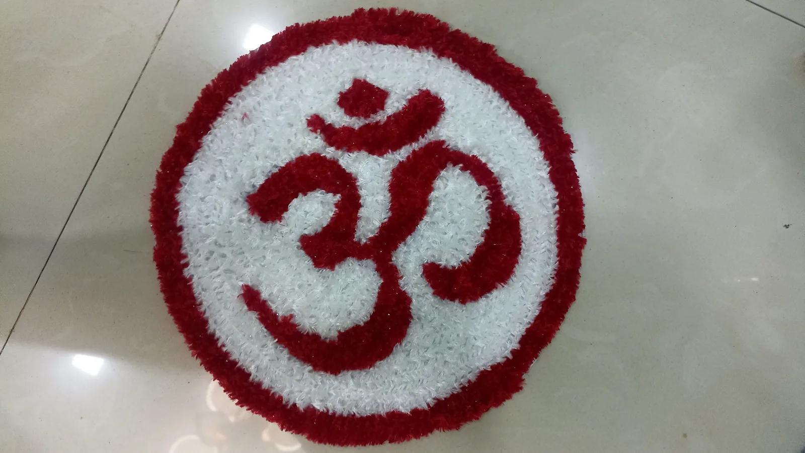 Om Woolen Rangoli Mat – Red & White Round